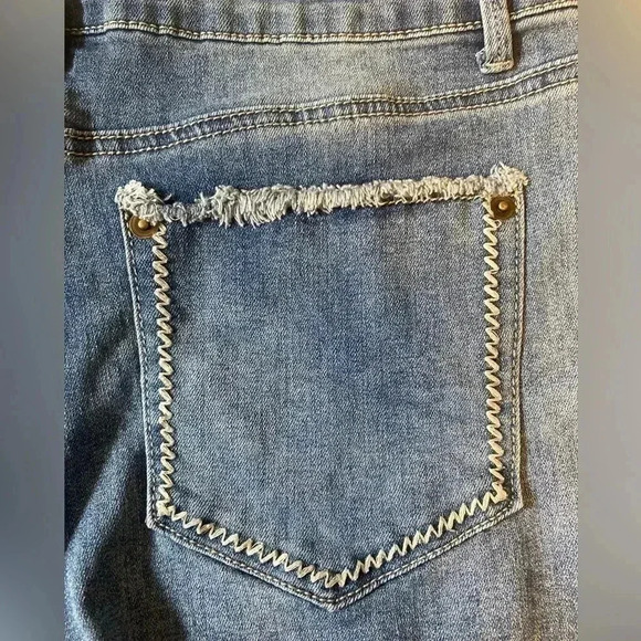 Rue 21 Denim Cutoff Jean Shorts with Cream Lace Crochet Accent‎ Size 9-10 - Picture 2 of 12